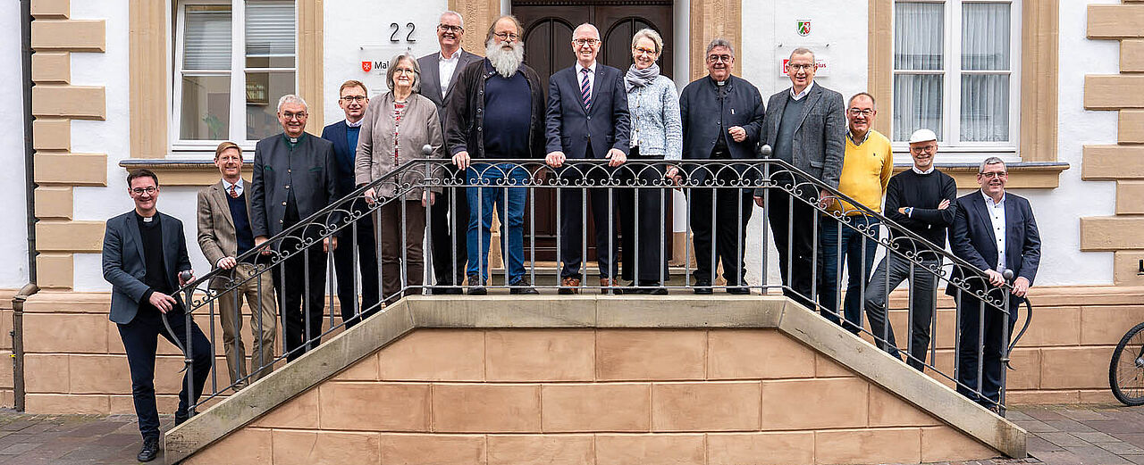 Die Mitglieder des Bonifatiusrates (v.l.): Generalvikar Markus Kurzweil, Nicolaus Graf Droste zu Vischering, Generalvikar Thomas Dornseifer, Martin Wilk, Dr. Annegret Beck, Michael Focke, Michael Hänsch, Manfred Müller (Präsident), Freifrau Caroline von Ketteler (Vizepräsidentin), Bonifatiuswerk-Generalsekretär Monsignore Georg Austen, Dr. Martin Schomaker, Josef Gründel, Mathias Laminski und Bonifatiuswerk-Geschäftsführer Ingo Imenkämper. Nicht auf dem Bild: Klaus Henke. Foto: Hartmut Salzmann