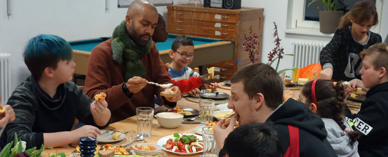 Viermal wöchentlich wird im Caritas Kinder- und Jugendzentrum Steinhaus in Berlin gesund gekocht. (Foto: J. Falk)