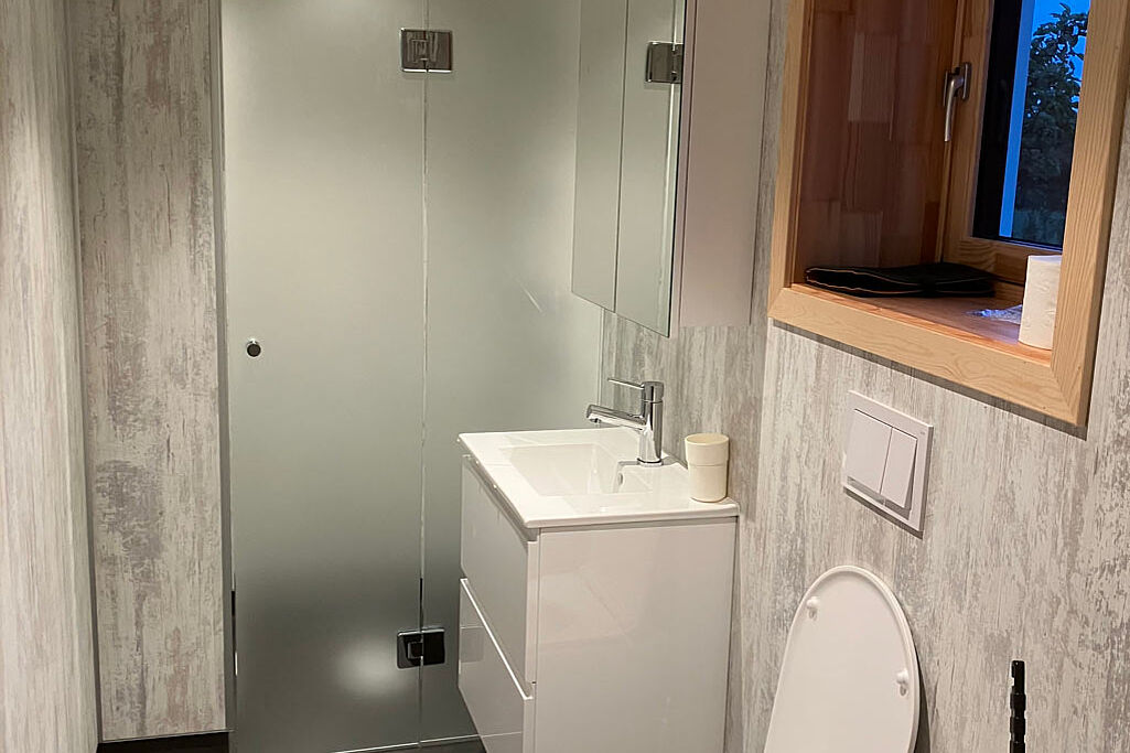 Das neue Bad mit barrierefreier Dusche. (Foto: Sr. Christina Maria van Opzeeland OCSO)