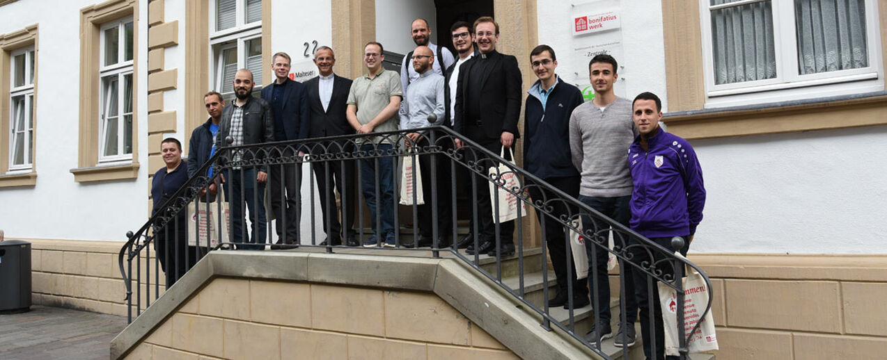 Teilnehmer der Sozialakademie der Kommende Dortmund waren mit Akademiedirektor Prälat Dr. Peter Klasvogt und Kommende-Mitarbeiter Markus Wagner zu Besuch im Bonifatiushaus. (Foto: Kathrin Sijbom)