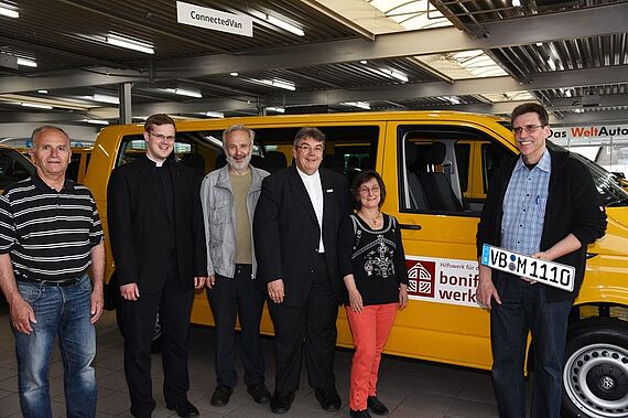 Im Bild von links: Rudolf Massanetz, Pfarrer Christoph Hinke, Dieter Teuber, Monsignore Georg Austen, Susanne Mockenhaupt, Stefan Mockenhaupt. Foto: Sr. Theresita M. Müller