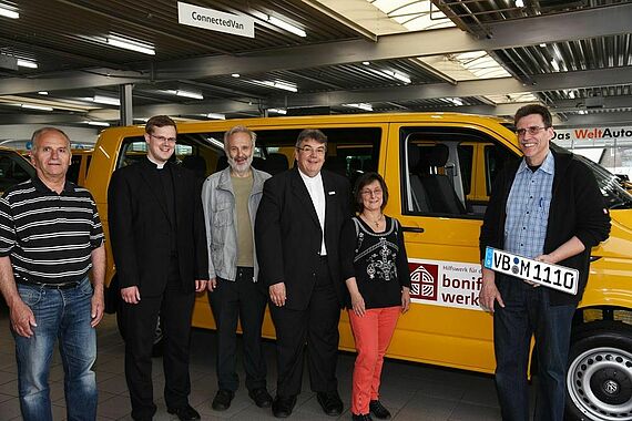 Im Bild von links: Rudolf Massanetz, Pfarrer Christoph Hinke, Dieter Teuber, Monsignore Georg Austen, Susanne Mockenhaupt, Stefan Mockenhaupt. Foto: Sr. Theresita M. Müller