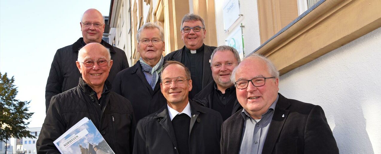 Die Mitglieder des Vergabeausschusses des Diaspora-Kommissariates vor dem Bonifatiushaus in Paderborn. (Foto: Patrick Kleibold).