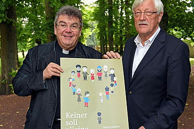 Der Präsident des Bonifatiuswerkes, Heinz Paus (rechts), und der Generalsekretär des Bonifatiuswerkes, Monsignore Georg Austen, stellen das Leitmotiv zur Diaspora-Aktion vor. Foto: Patrick Kleibold 