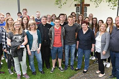 Msgr. Austen (ganz vorne 3. v. l.) und Maite Kelly (3. v. r.) mit Firmbewerbern, Katecheten und Mitgliedern des Seelsorgeteams aus Eslohe und Umgebung. Fotos: Glenz