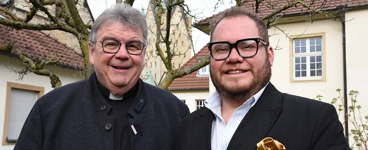 Bonifatiuswerk-Generalsekretär Monsignore Georg Austen und Startenor Juan del Bosco (v.l.) laden ein zu musikalischen Kar- und Ostertagen in Fürstenberg und Paderborn. (Foto: Theresa Meier)