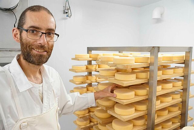 Bruder Arnaud präsentiert in der hauseigenen Käserei im Kloster St. Marien in Munkeby die Produkte. (Foto: Pfarrer Martin Geistbeck)
