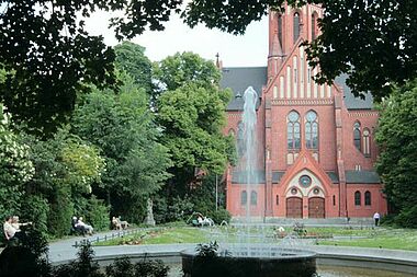 Im Berliner Stadtteil Wilmersdorf, liegt inmitten einer „grünen Insel“ die Kirche St. Ludwig. Die Pfarrei wurde seit 1986 von den Franziskaner betreut. (Bild: Deutsche Franziskanerprovinz)