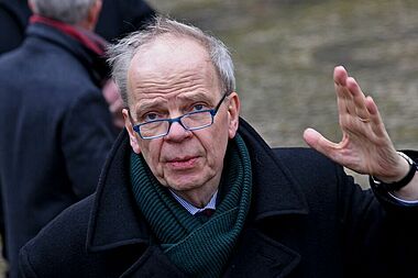 Professor Christoph Stiegemann während einer Führung durch die Geschichte des Klosters Corvey. (Foto: Patrick Kleibold)