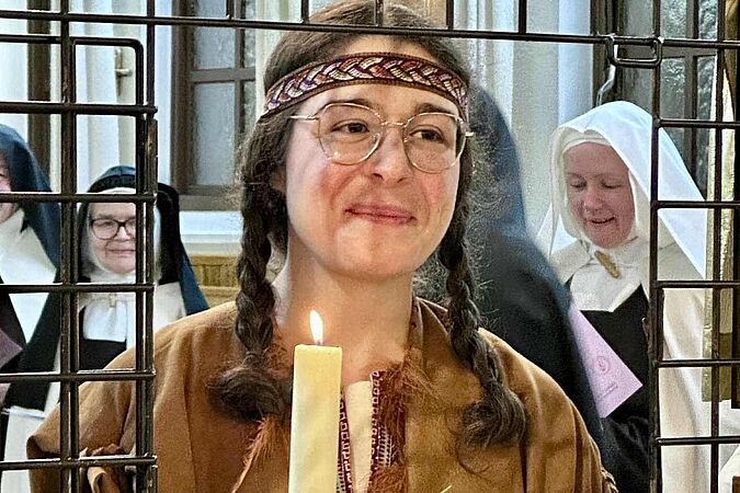 Während der feierlichen Einkleidung von Sr. Bianca im Karmelkloster in Hafnarfjördur. Die junge Frau kommt aus einem Indigo-Stamm in Kanada (Foto: Msgr. Georg Austen) 