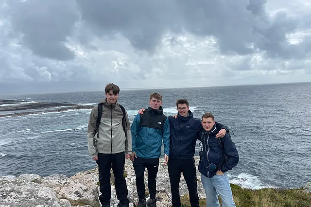 Von links: Moritz, David, Benjamin und Gregor lernen in Norwegen eine neue Kultur, ein neues Land und die Kirche kennen. (Foto: privat)