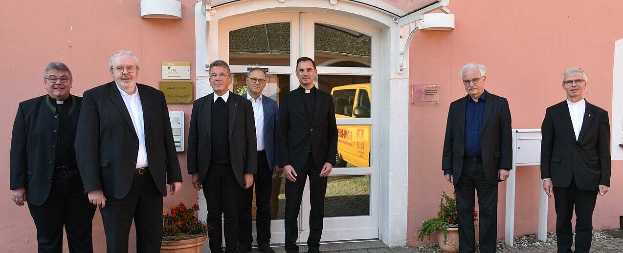 Monsignore Georg Austen (v.l.) im Austausch mit Reimund Beck (Erfurt), Manfred Kollig (Berlin), Ansgar Thim (Hamburg), Andreas Kutschke (Dresden-Meißen), Bernhard Scholz (Magdeburg) und Alfred Hoffmann (Görlitz).