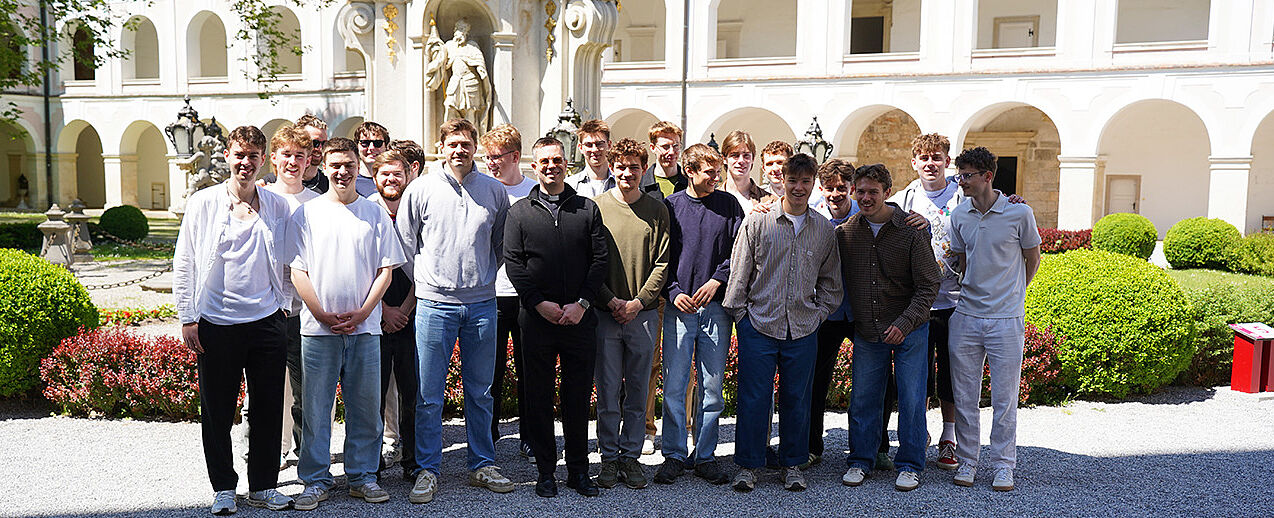 Großes Wiedersehen in Österreich: Die Ehemaligen des "Praktikums im Norden" mit Mentor Pater Lukas Lorf-Wollesen (vorne 4. von links). (Foto: David Thewes)