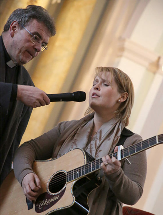 Monsignore Austen (li.) stellte den Kontakt zu Maite Kelly her, die am Firmabend auch vor den Jugendlichen sang. Foto: Fotostudio Fercon, Conny Kriener