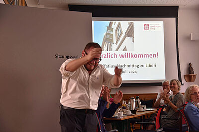 Startenor Juan del Bosco beeindruckte die Anwesenden mit seiner kraftvollen Stimme. (Foto: Simon Helmers)