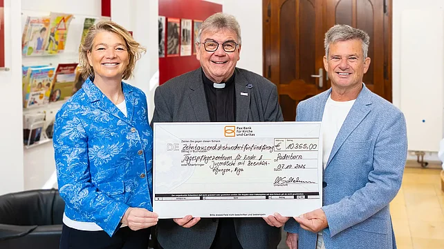 Das Unternehmer-Ehepaar Simone Strate und Mathias Schlotmann (rechts) übergab die großzügige Spende an Monsignore Georg Austen, Generalsekretär des Bonifatiuswerkes. Foto: Hartmut Salzmann