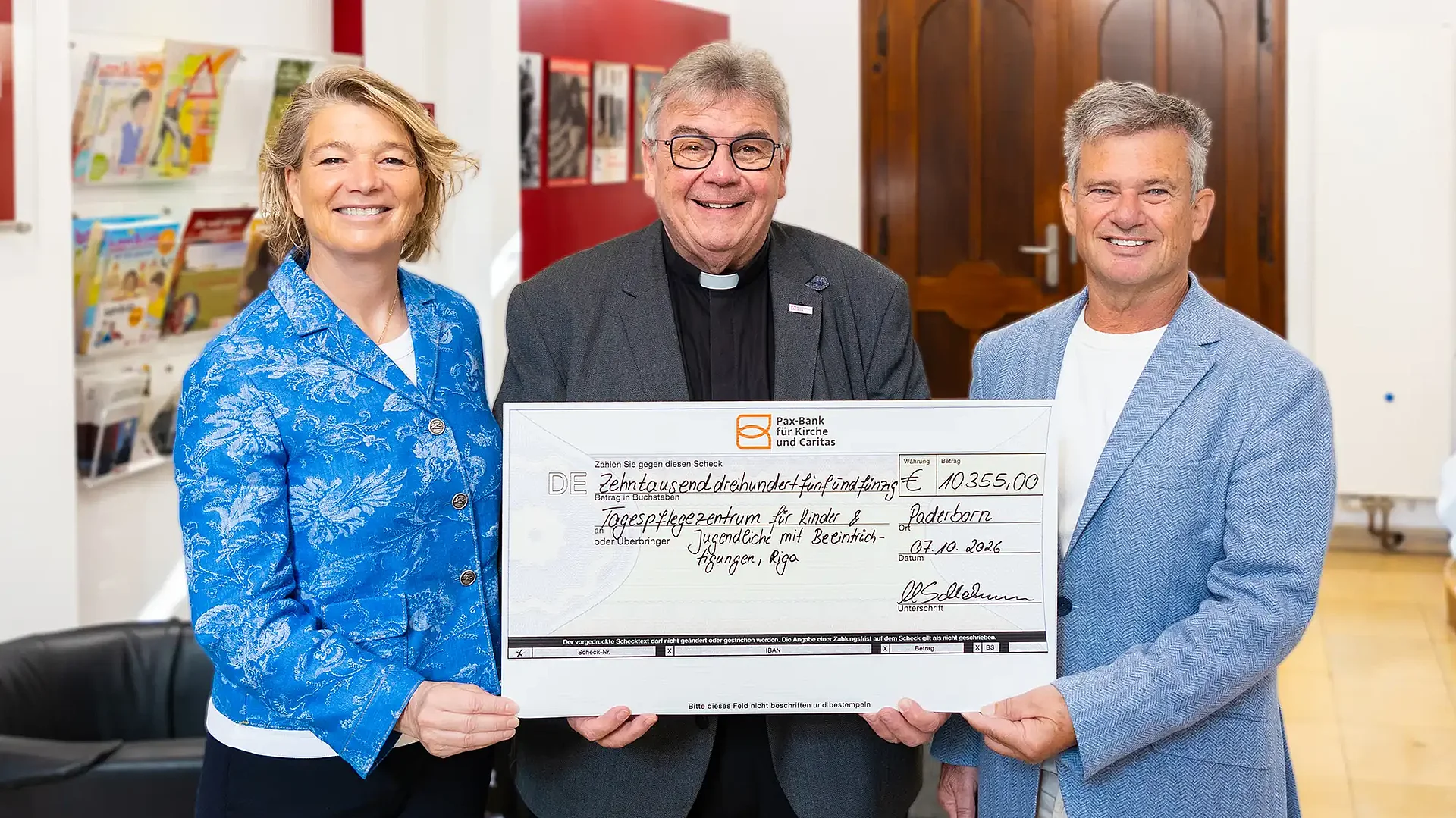 Das Unternehmer-Ehepaar Simone Strate und Mathias Schlotmann (rechts) übergab die großzügige Spende an Monsignore Georg Austen, Generalsekretär des Bonifatiuswerkes. Foto: Hartmut Salzmann