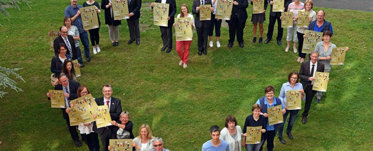 Christliche Identität ist ohne andere nicht denkbar. Die Mitarbeiter des Bonifatiuswerkes präsentieren das neue Plakat zur Diaspora-Aktion 2016. Foto: Patrick Kleibold