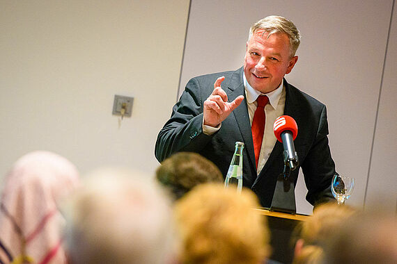 Prof. Dr. Matthias Wemhoff bei seinem Vortrag. Foto: Florian Eckl