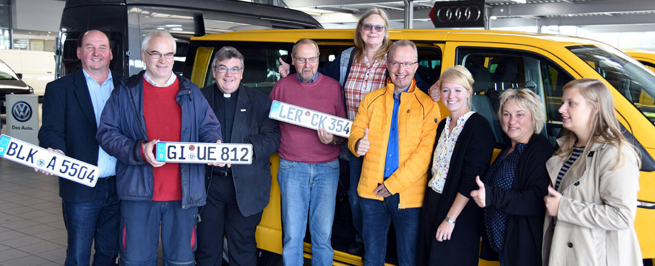 Die neuen-BONI-Bus-Empfänger. Thomas Richer (v.l.), Franz Borgmann, Msgr. Georg Austen, Thomas Gottschlich, Manuela Werkner, Michael Fischer, Marie-Christin Kammler,  Karolin Müller, Judith Müller. (Foto: Sr. Theresita M. Müller)