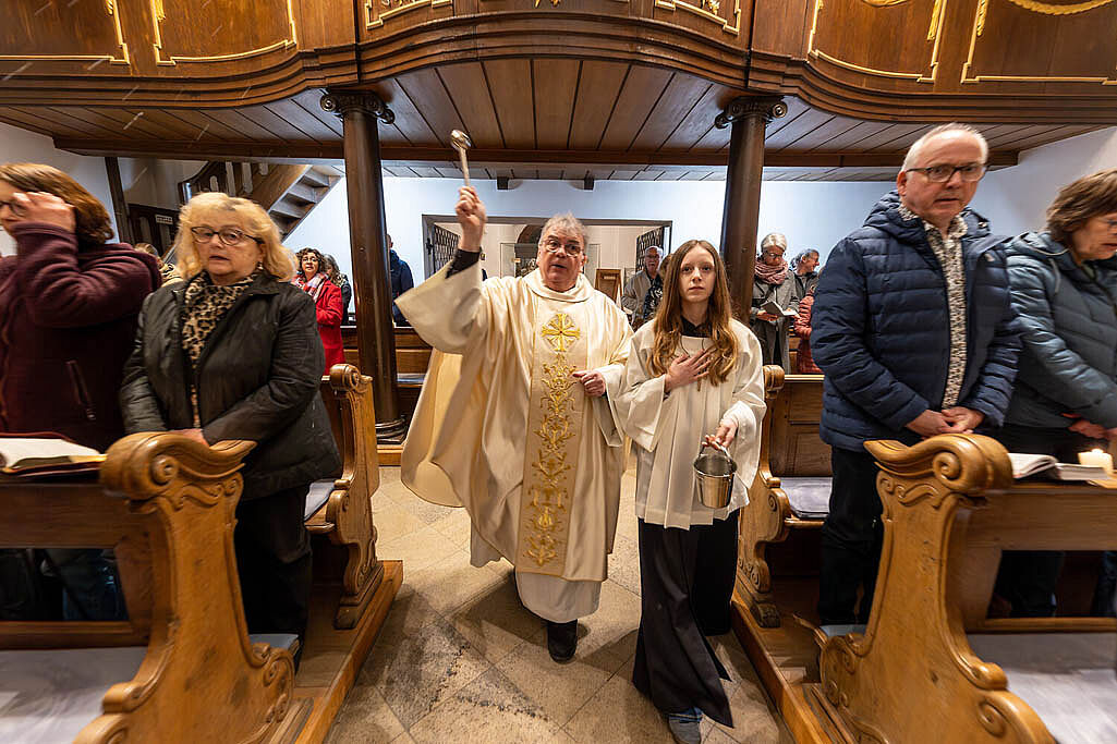 Bonifatiuswerk-Generalsekretär Monsignore Georg Austen spendet den Segen.