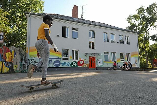 Die 13-jährige Mariama fährt gerne Skateboard.