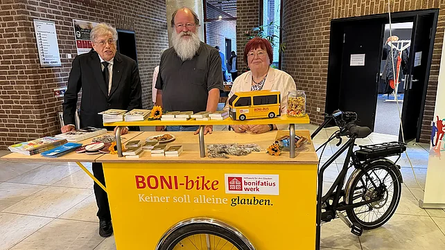 Das Team des Diözesan-Bonifatiuswerkes im Erzbistum Köln mit Prälat Dr. Karl Heinz Vogt, Michael Hänsch  und Ursula Sänger-Strüder (v.l.) warb beim Jubiläum der weltkirchlichen Zusammenarbeit im Erzbistum Köln für die Arbeit des Bonifatiuswerkes. Foto: Monsignore Georg Austen