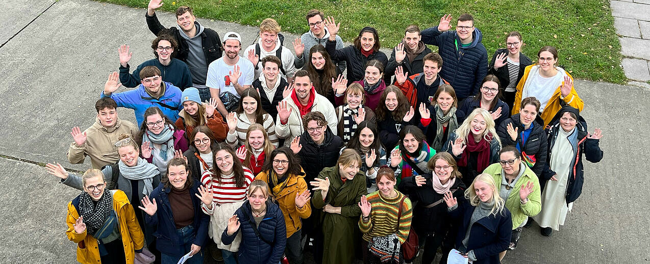 Die ehemaligen Praktikantinnen und Praktikanten mit Marisa Grummich und Ricarda Clasen in Berlin (Foto: Pia Wittek)