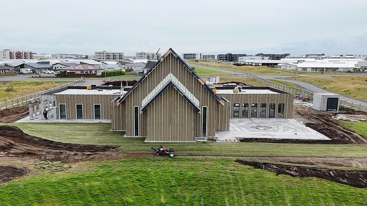 Komplex mit Kirche und Gemeindezentrum: Der Neubau in Selfoss hat insgesamt 3,6 Millionen Euro gekostet. (Foto: Ivan Sovic)