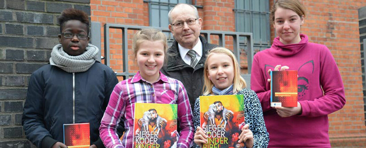 Übergabe der Bibeln an der Domschule St. Marien: Jeffrey, Verena, Bonifatiuswerk-Diözesanvorsitzender Dompropst em. Nestor Kuckhoff, Anna, Natalie. Foto: C. Schommer