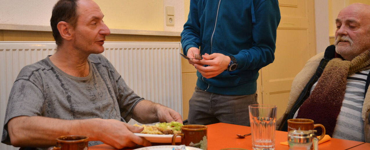 Nudeln, Gulasch und Salat: die Gäste freuen sich über ihr warmes Essen. (Foto: Alfred Herrmann)