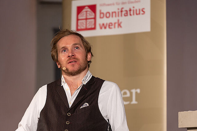 Berührte die Menschen im Herzen: Samuel Koch bei seinem Auftritt in der Paderborner Marktkirche. Foto: Hartmut Salzmann