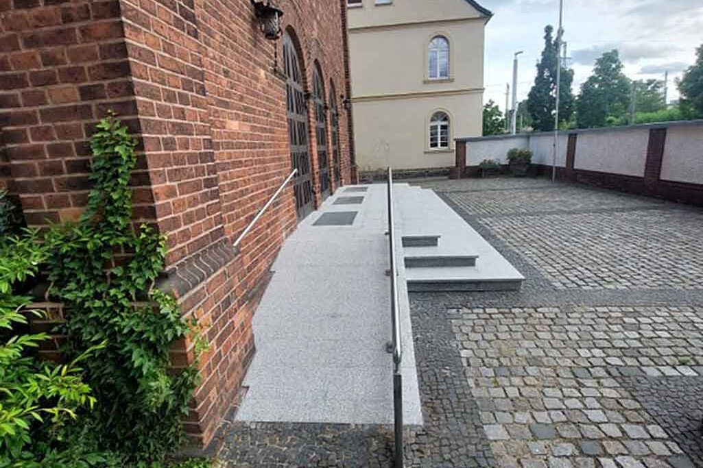 Komfortabel und sicher: Der Eingang ist jetzt barrierefrei gestaltet. (Foto: Andreas Baron)