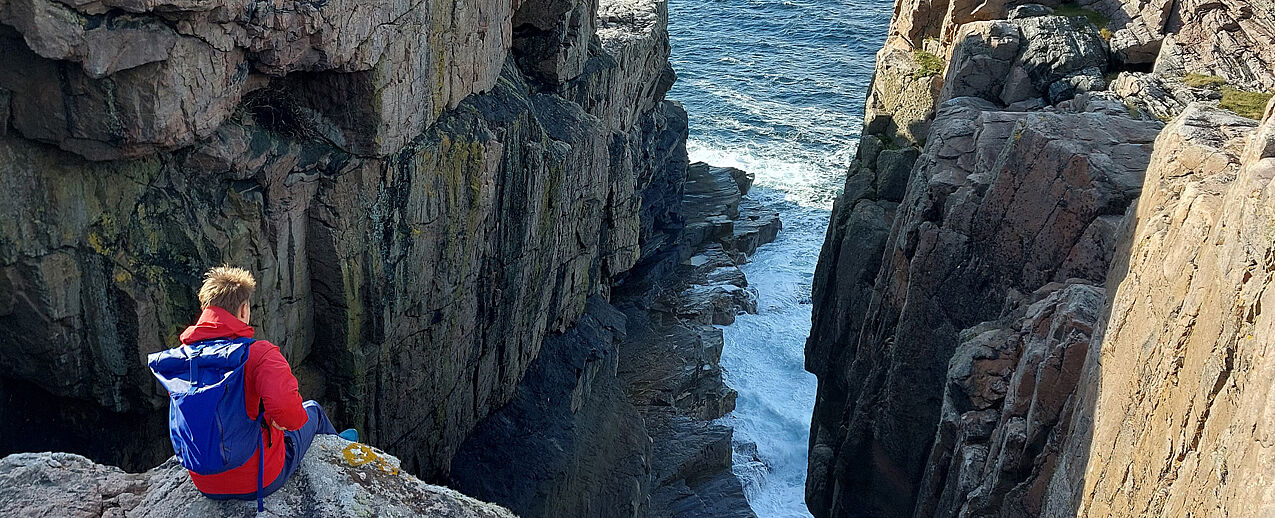Auf ins Abenteuer "Praktikum im Norden". Hier sitzt der ehemalige Bergen-Praktikant Jannis Post auf einer Klippe in Norwegen (Foto: Johannes Paditz)