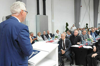 Die Geschäftsführer Tobias Siepelmeyer (li) und Rolf Pitsch vor der aufmerksamen Festgesellschaft. (Foto: Bonifatius GmbH/Wiedenhaus)