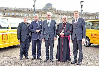 Die bundesweite Eröffnung der Diaspora-Aktion des Bonifatiuswerkes im Hohen Dom zu Stuttgart nahmen u.a. teil. Von Links: Der Generalsekretär des Bonifatiuswerkes Monsignore Georg Austen, der bisherige Präsident des Bonifatiuswerkes, Georg Freiherr von und zu Brenken, der baden-württembergische Ministerpräsident Winfried Kretschmann, Bischof Dr. Gebhard Fürst und der Vizepräsident des Bonifatiuswerkes Hermann Fränkert-Fechter. Foto: Kleibold