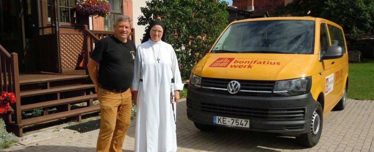 Diakon Bernhard Lauerer im Gespräch mit einer Ordensschwester in Kuldiga. (Foto: Jutta Lauerer)