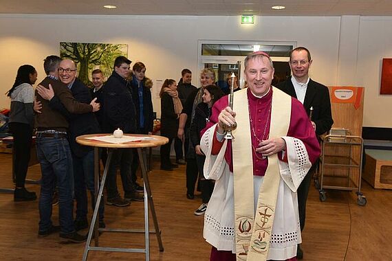 Weihbischof Wilfried Theising segnet die neuen Räume ein. Foto: Ludger Heuer