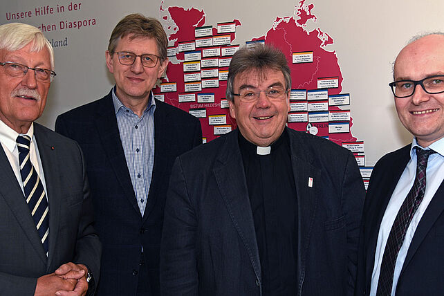 Das Bonifatiuswerk fördert im Jahr 2019 Projekte in der deutschen, nordischen und baltischen Diaspora mit 14 Millionen Euro. Von Links: Präsident Heinz Paus, Vizepräsident Hermann Fränkert-Fechter, Generalsekretär Monsignore Georg Austen und Geschäftsführer Martin Guntermann. Foto: Patrick Kleibold