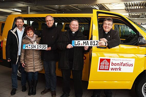 Klaus Rieger (v.l.), Gertrud Kluger, Wolfgang Obst, Dechant Carsten Menges und Monsignore Georg Austen. Foto: Sr. Theresita M. Müller