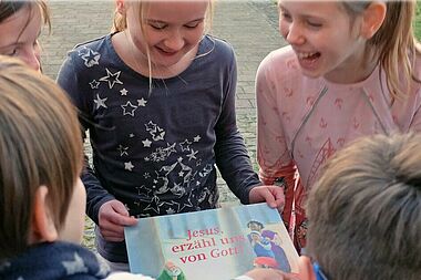 Erstkommunionkinder beschäftigen sich mit dem aktuellen Jahresthema der Erstkommunionaktion „Jesus. Erzähl uns von Gott“. Foto: Theresa Meier