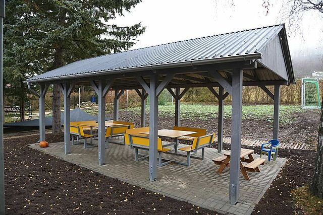 Die überdachten Sitzgruppen bieten viel Platz für gemeinsame Feiern mit den Ortsvereinen. (Foto: S. Helmers) 