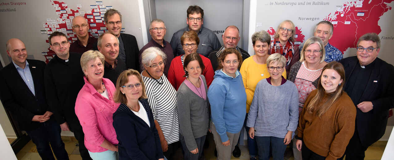 Vertreter aus dem Regionaldekanat Hannover wurden von Simon Rüffin, Bereichsleiter Diakonische und missionarische Pastoral (l.) und Msgr. Georg Austen, Generalsekretär des Hilfswerks (r.) im Bonifatiuswerk begrüßt (Foto: Theresa Meier)