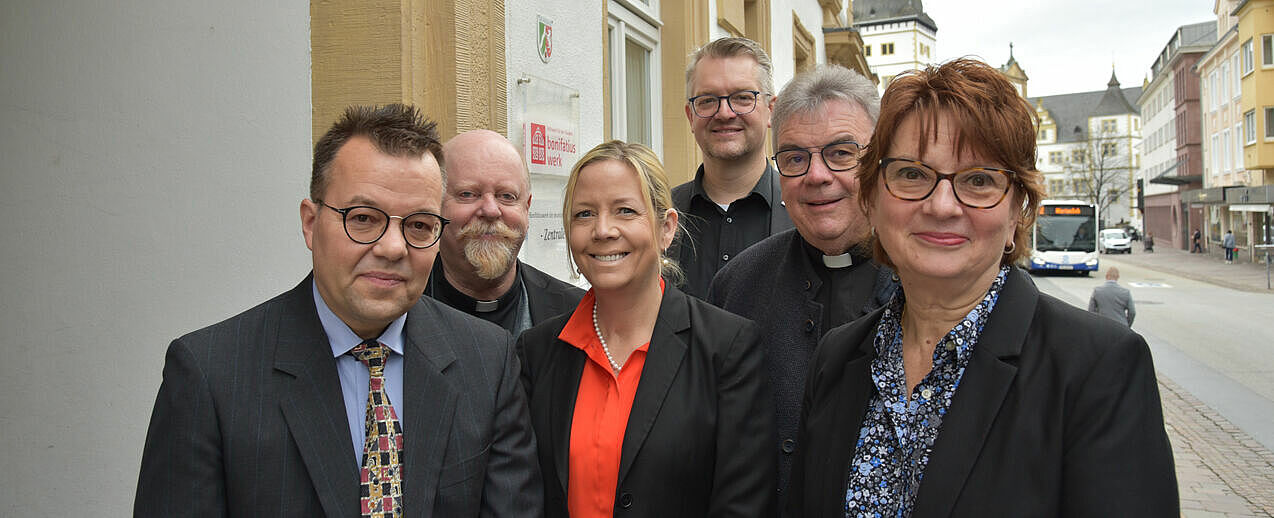 Schwedischer Besuch im Gespräch mit dem Bonifatiuswerk (von links): Staffan Livehed (Finanzchef), Generalvikar P. Pascal Lung OP, Hanna Wirström (Controllerin in der Abteilung Finanzen), Thomas Twents (Leiter des Bereichs Projektverwaltung des Bonifatiuswerkes), Monsignore Georg Austen (Generalsekretär des Bonifatiuswerkes) und Agnes Eggertz (Büroleitung Kardinal & Generalvikar in Stockholm). (Foto: Pia Wittek)