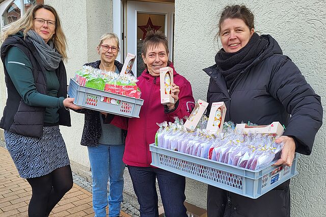 Den Mitarbeiterinnen der Tafel in Warin werden 200 Geschenktüten mit Schokonikolaus-Karten, Teebeuteln, Teelichtern, Keksen und Nikolausgeschichten überreicht. (Foto: privat)