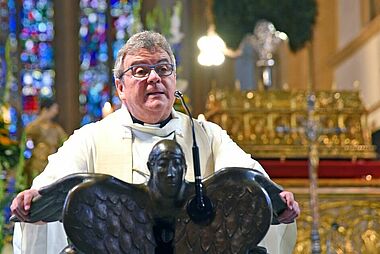 Monsignore Georg Austen begrüßt die Gläubigen zur traditionellen Gebetsstunde für die Diaspora im Paderborner Dom. (Foto: Patrick Kleibold)