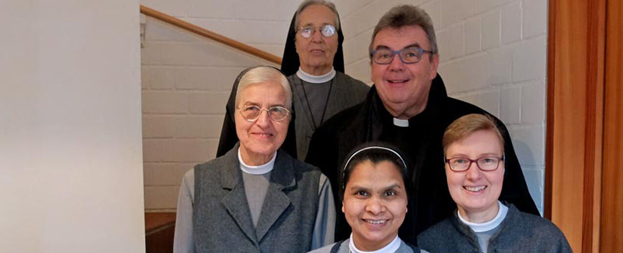 Monsignore Austen besucht das Haus Damiano in Kiel. Von Links: Sr. Juliane, Sr. Klara, Sr. Sunita, Msgr. Austen und Sr. Maria Magdalena. (Foto: Bonifatiuswerk)