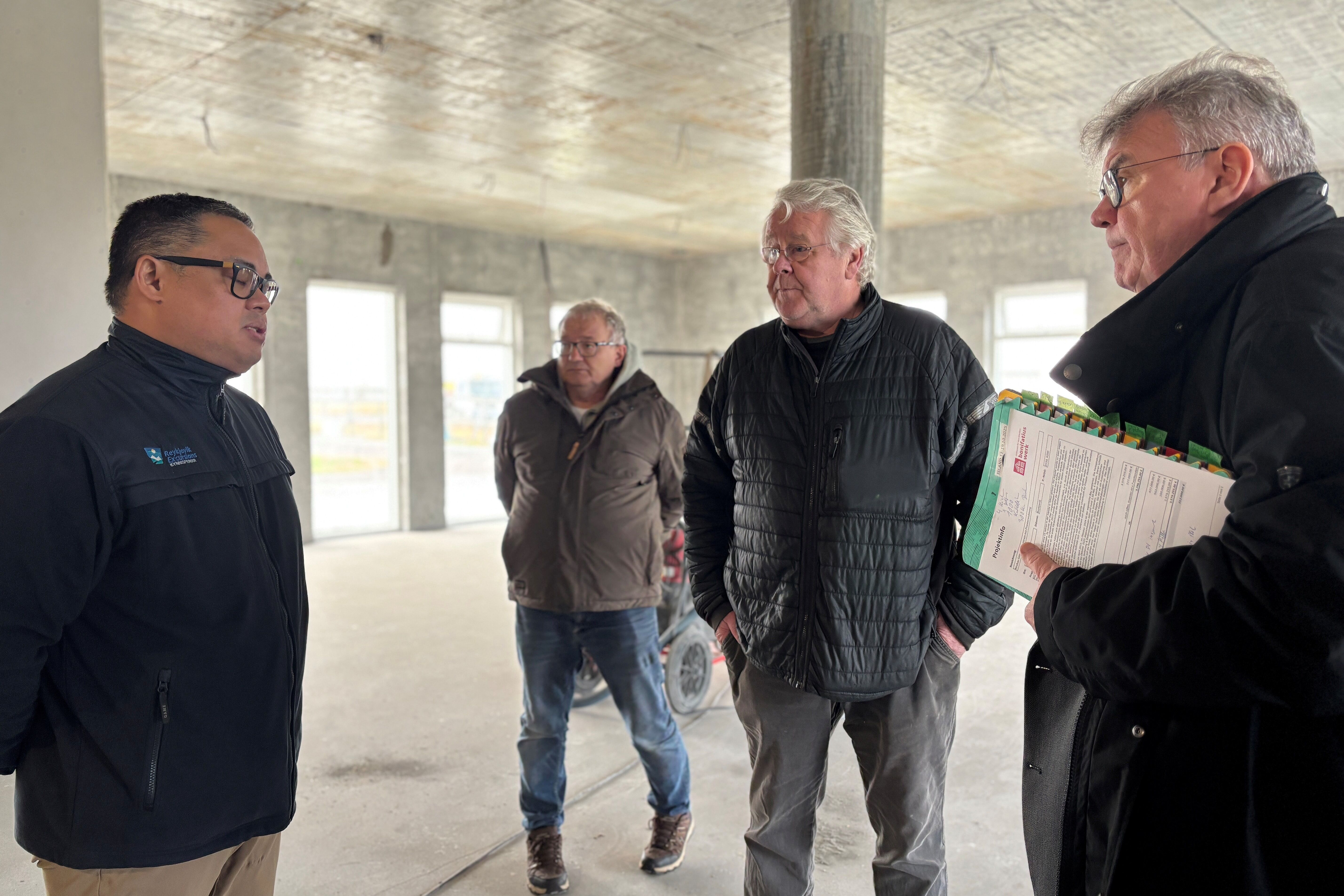 Msgr. Georg Austen im Gespräch mit den Verantwortlichen des Kirchenneubaus in Selfoss. (Foto: privat)