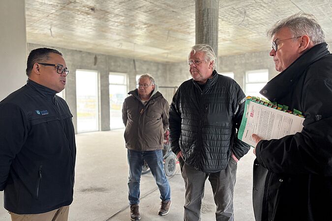 Msgr. Georg Austen im Gespräch mit den Verantwortlichen des Kirchenneubaus in Selfoss. (Foto: privat)