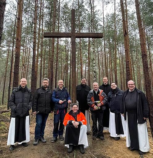 Die Neuzeller Mönche neben dem rund vier Meter hohen Kreuz. (Foto: C. Kukulenz) 